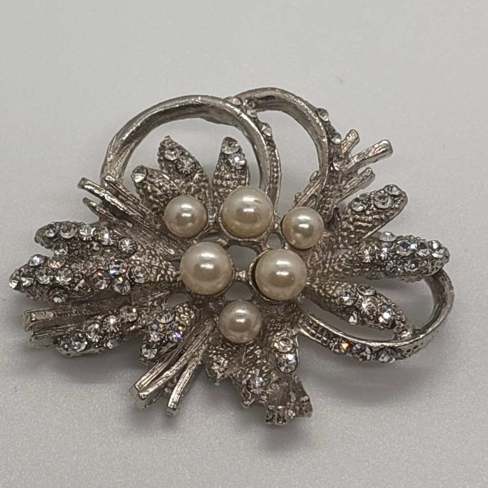 Sparkling Rhinestone Pearl‎ Brooch Flower Design Silver Tone Pin